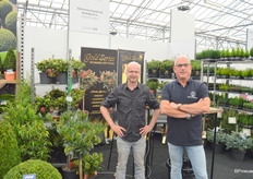 Chris Bolwijn and Jan Marijnis (Sales management Royal FloraHolland) have a nice assortment of Skimmias on the shelf